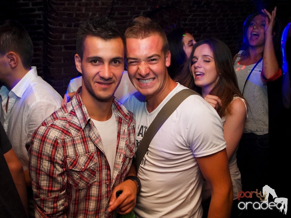 Voie bună în Club Escape, 