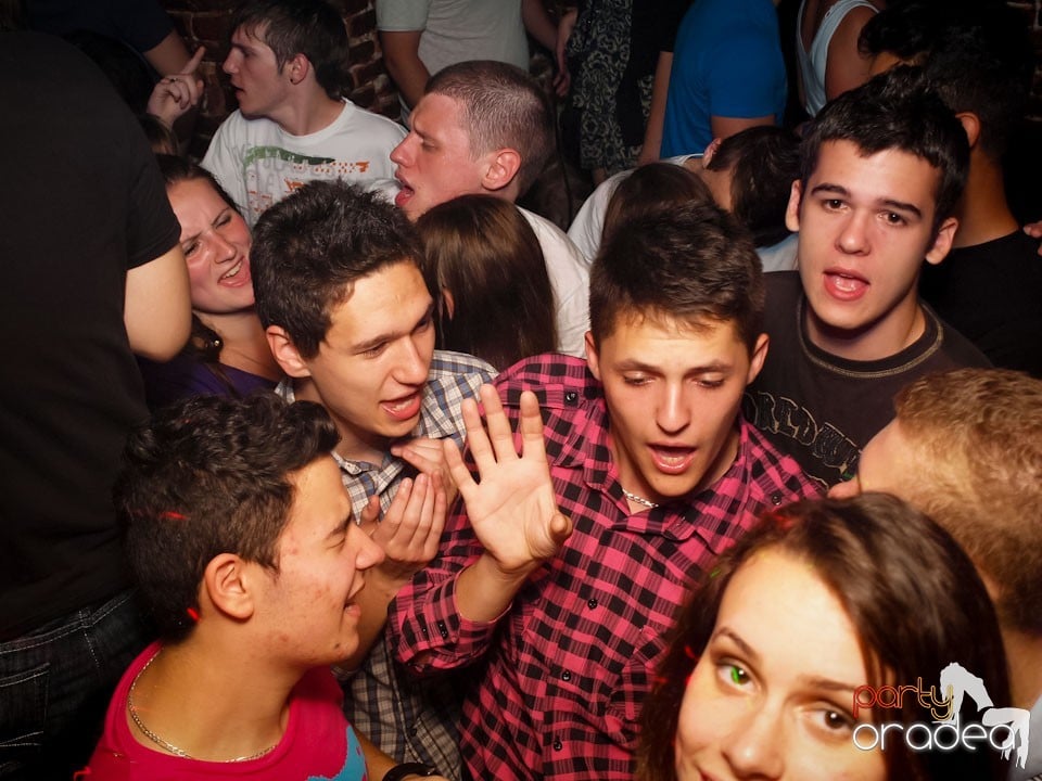 Voie bună în Club Escape, 