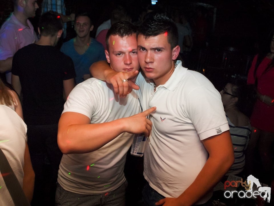 Voie bună în Club Escape, 