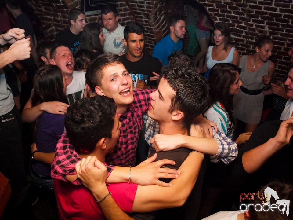 Voie bună în Club Escape, 