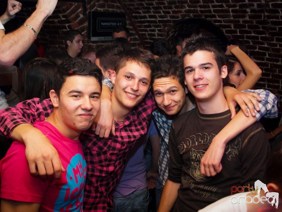 Voie bună în Club Escape, 