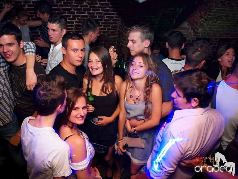 Voie bună în Club Escape, 