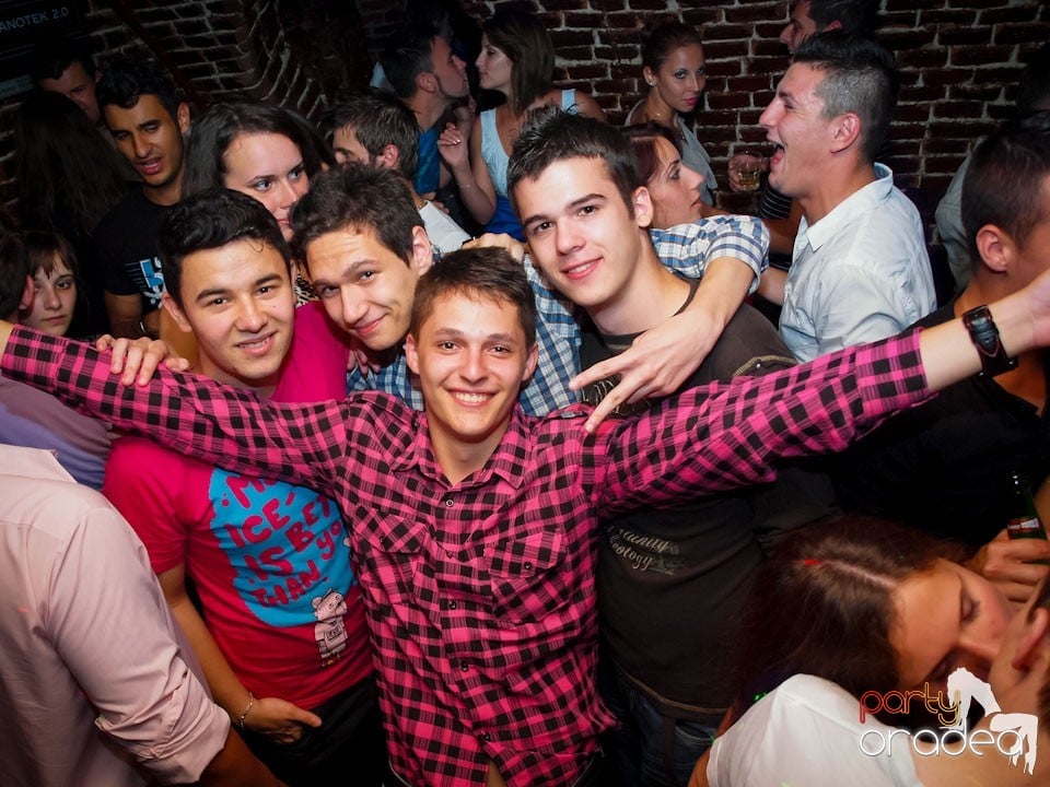 Voie bună în Club Escape, 