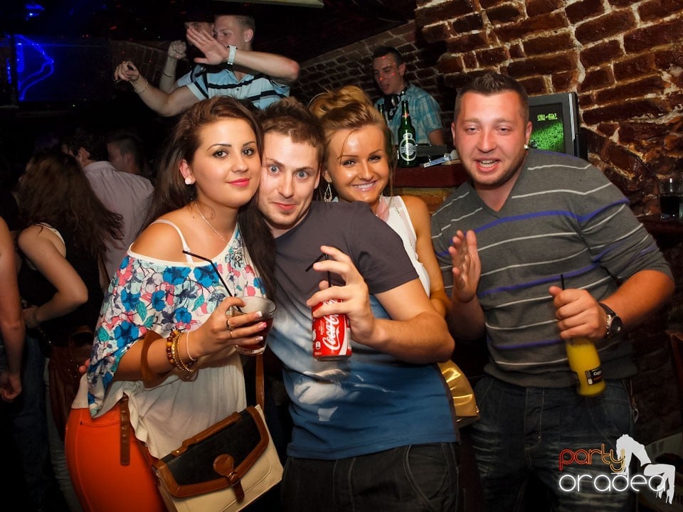 Voie bună în Club Escape, 