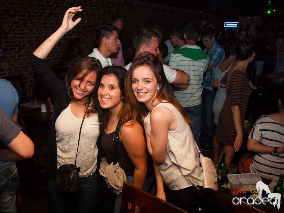 Voie bună în Club Escape, 