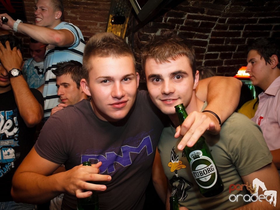 Voie bună în Club Escape, 