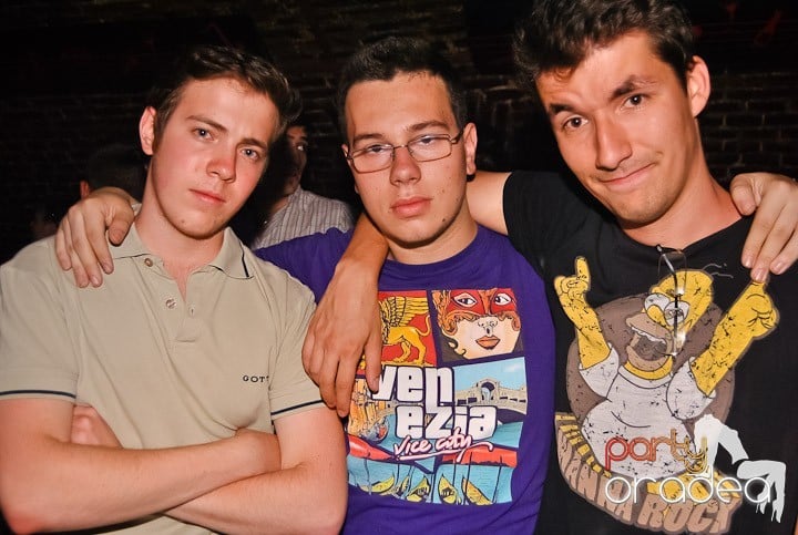 Voie bună în Escape Club, 