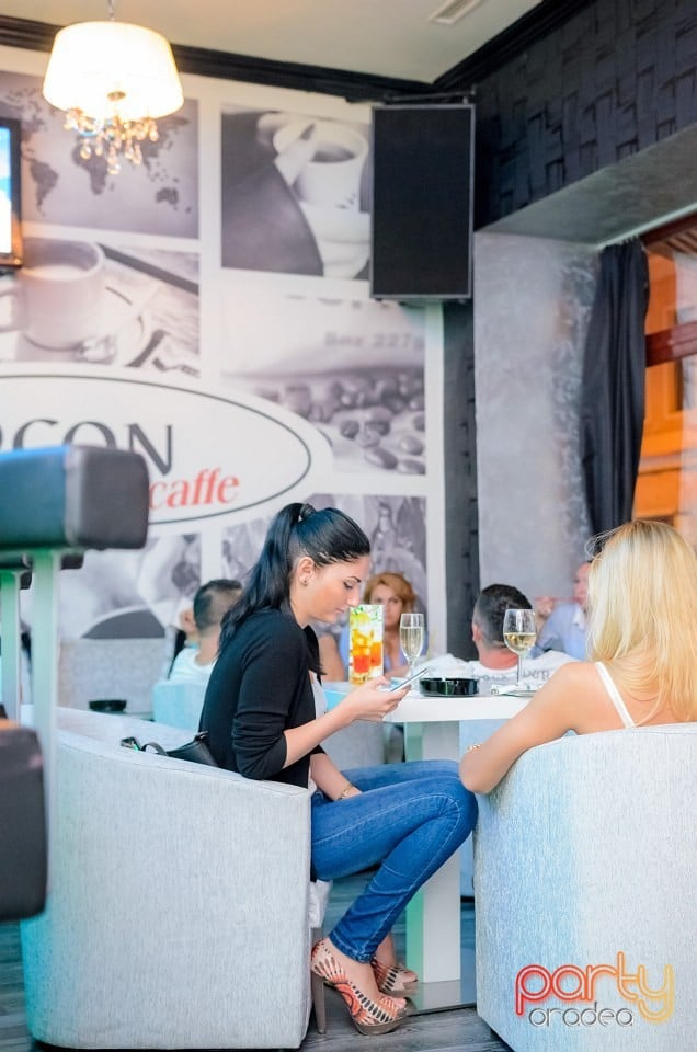 Voie bună în Icon Caffe, Icon Caffe