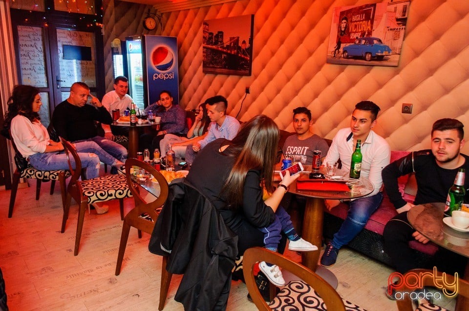 Voie bună în Jimmy Woo Cafe, Jimmy Woo Cafe