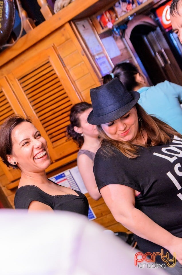 Voie bună la Columbus Cafe, Columbus Cafe