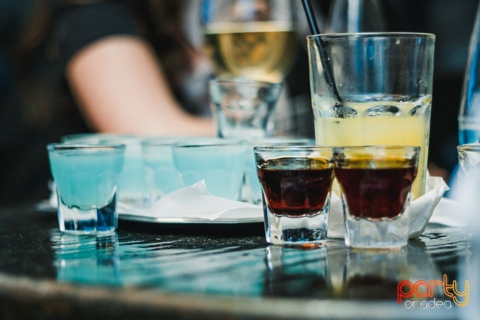 Voie bună la Columbus, Columbus Cafe