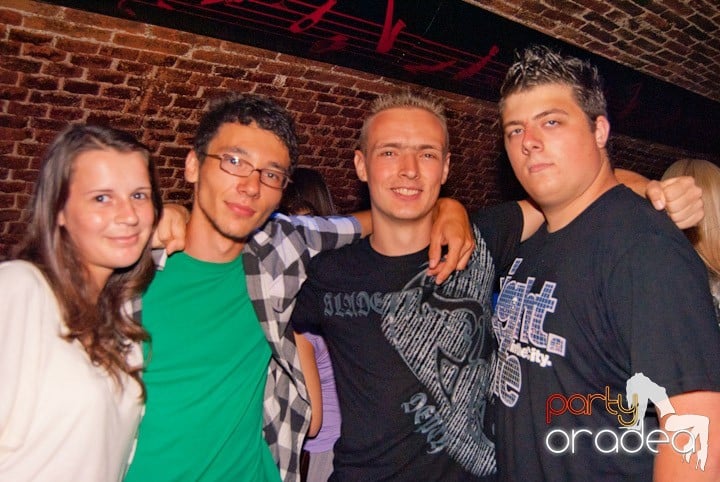 Voie bună, miercuri în Club Escape, 