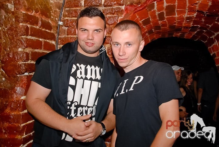 Weekend, party, nebunie în Escape, 