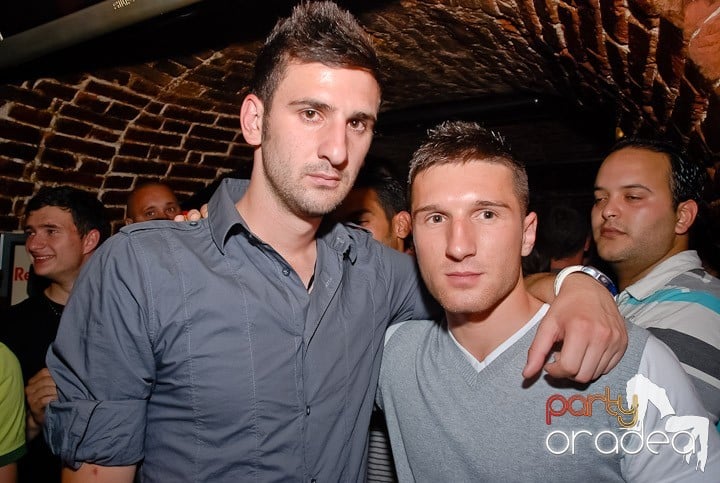 Weekend, party, nebunie în Escape, 