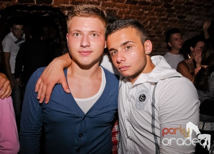 Weekend, party, nebunie în Escape, 