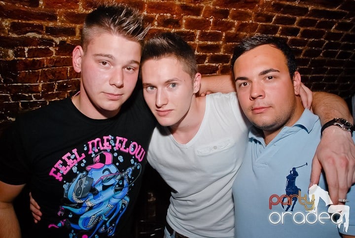 Weekend, party, nebunie în Escape, 