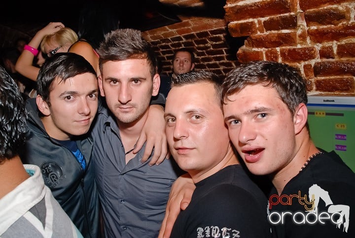 Weekend, party, nebunie în Escape, 