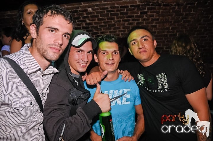 Weekend, party, nebunie în Escape, 