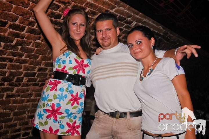 Weekend, party, nebunie în Escape, 