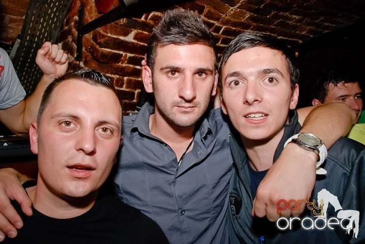 Weekend, party, nebunie în Escape, 