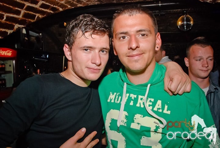 Weekend, party, nebunie în Escape, 