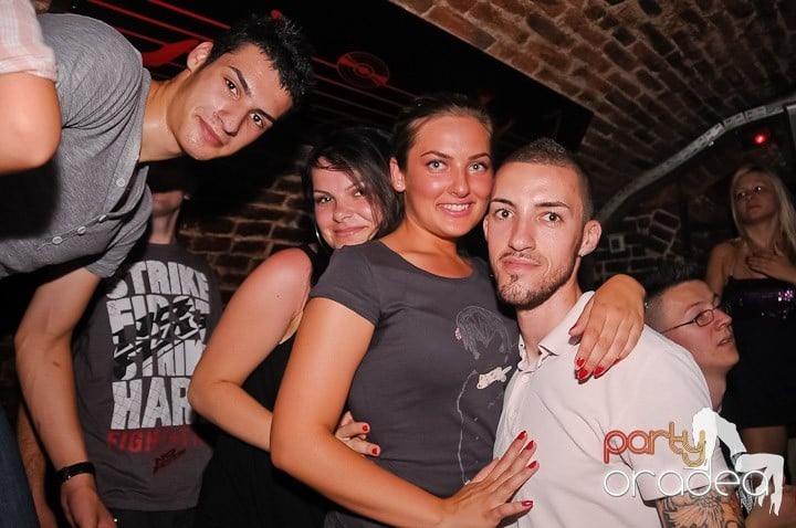 Weekend, party, nebunie în Escape, 