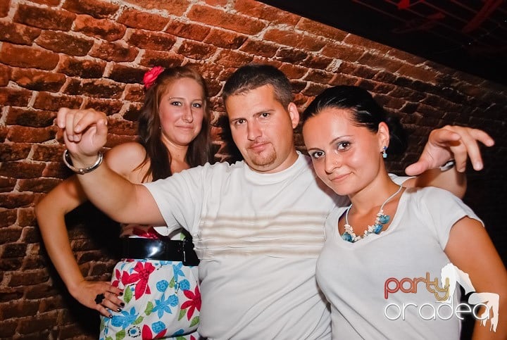 Weekend, party, nebunie în Escape, 