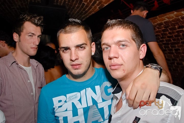 Weekend, party, nebunie în Escape, 