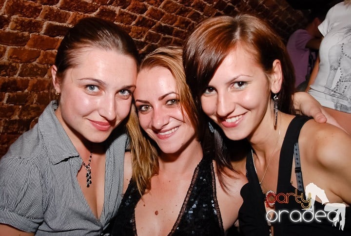 Weekend, party, nebunie în Escape, 