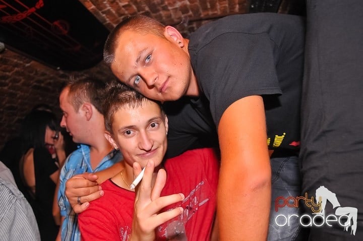 Weekend, party time în Escape, 