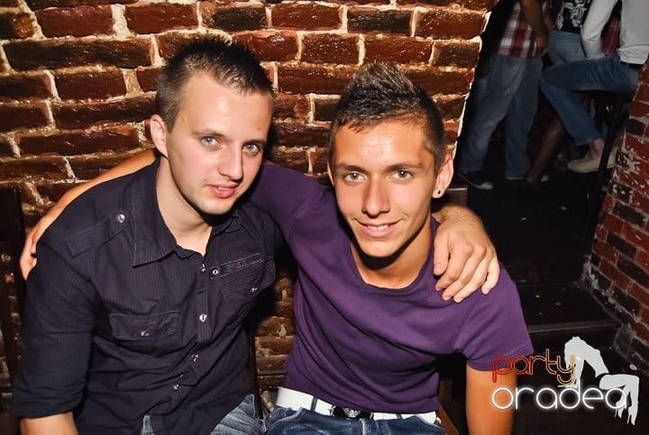 Weekend, party time în Escape, 