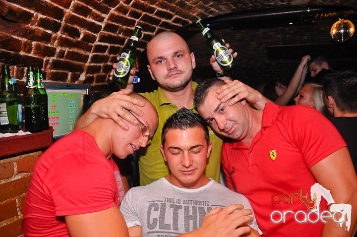 Weekend, party time în Escape, 