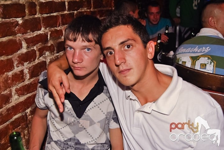 Weekend, party time în Escape, 