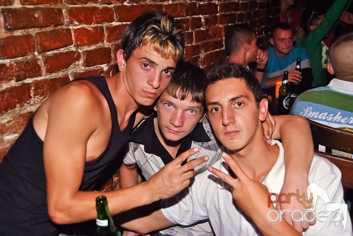 Weekend, party time în Escape, 