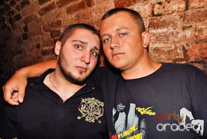 Weekend, party time în Escape, 