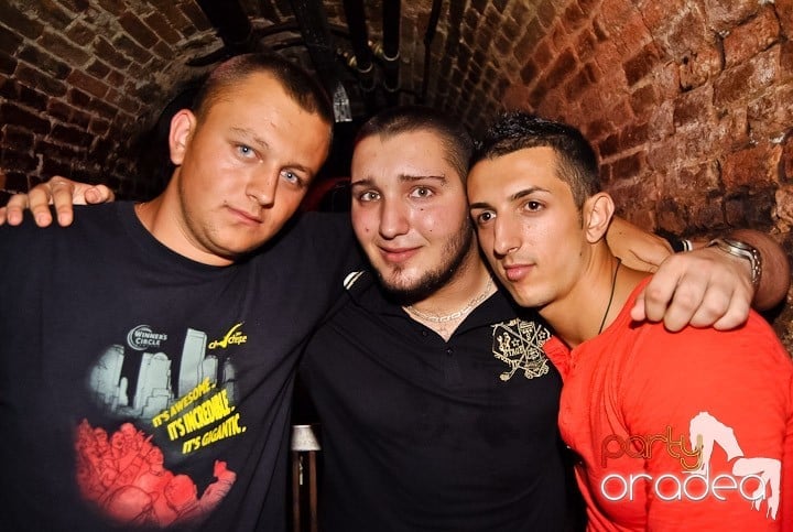 Weekend, party time în Escape, 