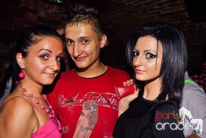 Weekend, party time în Escape, 