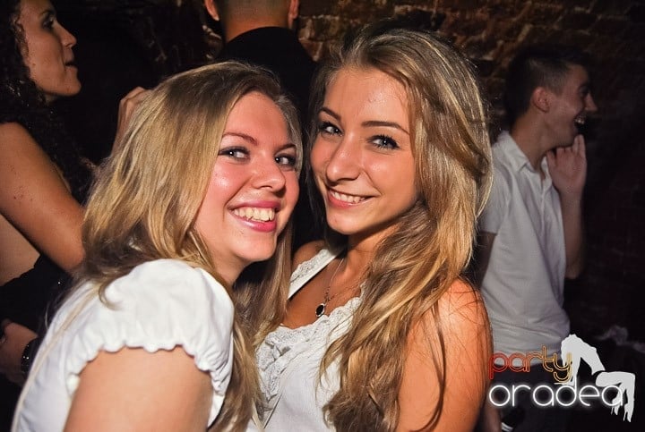 Weekend, party time în Escape, 