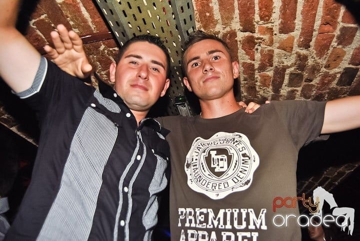 Weekend, party time în Escape, 