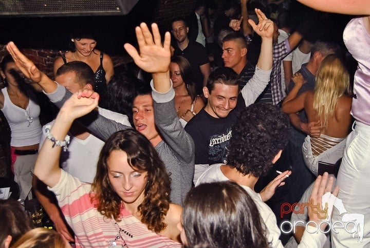 Weekend, party time în Escape, 