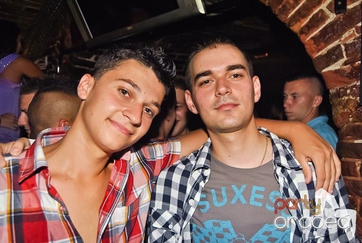 Weekend, party time în Escape, 