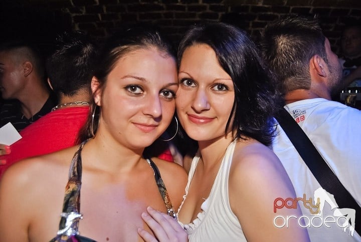 Weekend, party time în Escape, 