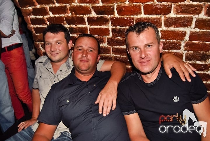 Weekend, party time în Escape, 