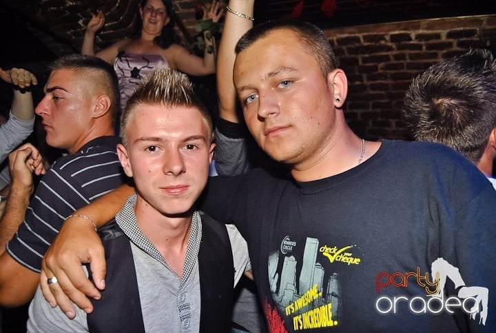 Weekend, party time în Escape, 