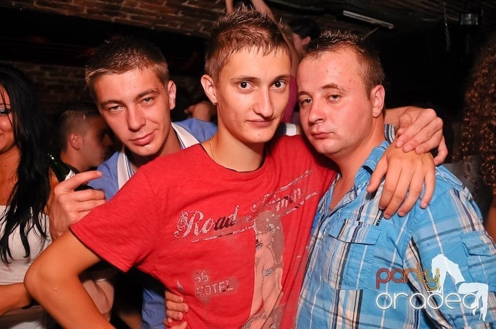 Weekend, party time în Escape, 