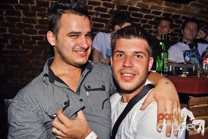 Weekend, party time în Escape, 