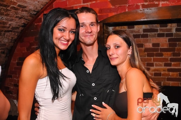 Weekend, party time în Escape, 