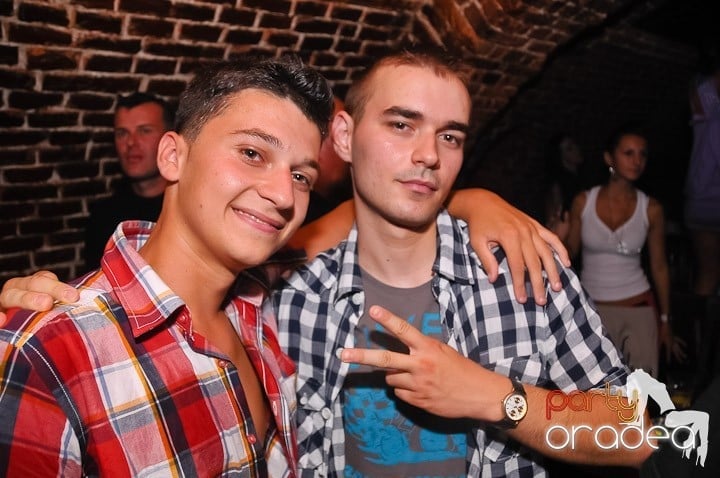 Weekend, party time în Escape, 