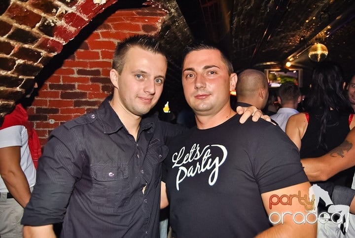 Weekend, party time în Escape, 