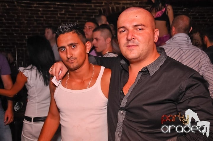 Weekend, party time în Escape, 